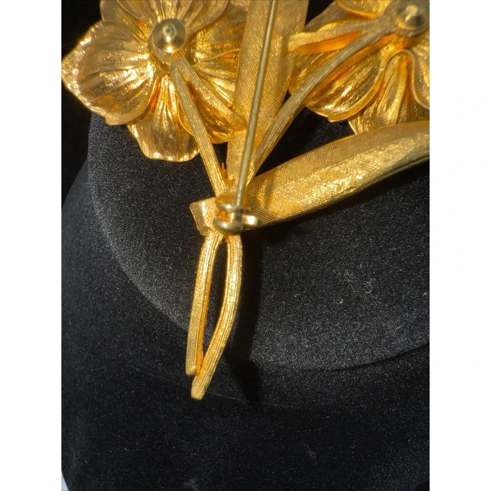 Stunning Gold Tone Double Flower Brooch / Pin Vintage